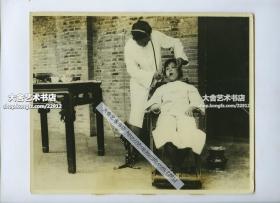 民国时期中国觉醒的标志之一就是最近建立的免费牙科健康知识教化，照片里美国大学牙科专业毕业的中国医师，为一位女学生看诊治疗。民国老照片一张。22.8X19.2厘米，泛银