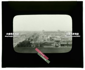 清代民国玻璃幻灯片-----1929年北京饭店顶部客房向西拍摄城市全景，远眺紫禁城故宫，南侧是东长安街，可见南池子路口东三座门以及长安左门。近处的南北向街道是南河沿大街，附近有欧美同学会，南湾子，小井胡同，官豆腐房，葛蒲河，国立北平大学俄文文法学院第三院。解放后，周恩来总理指示，为了保护某国家重要办公场所的安全，北京饭店西侧客房窗户全部封闭了。