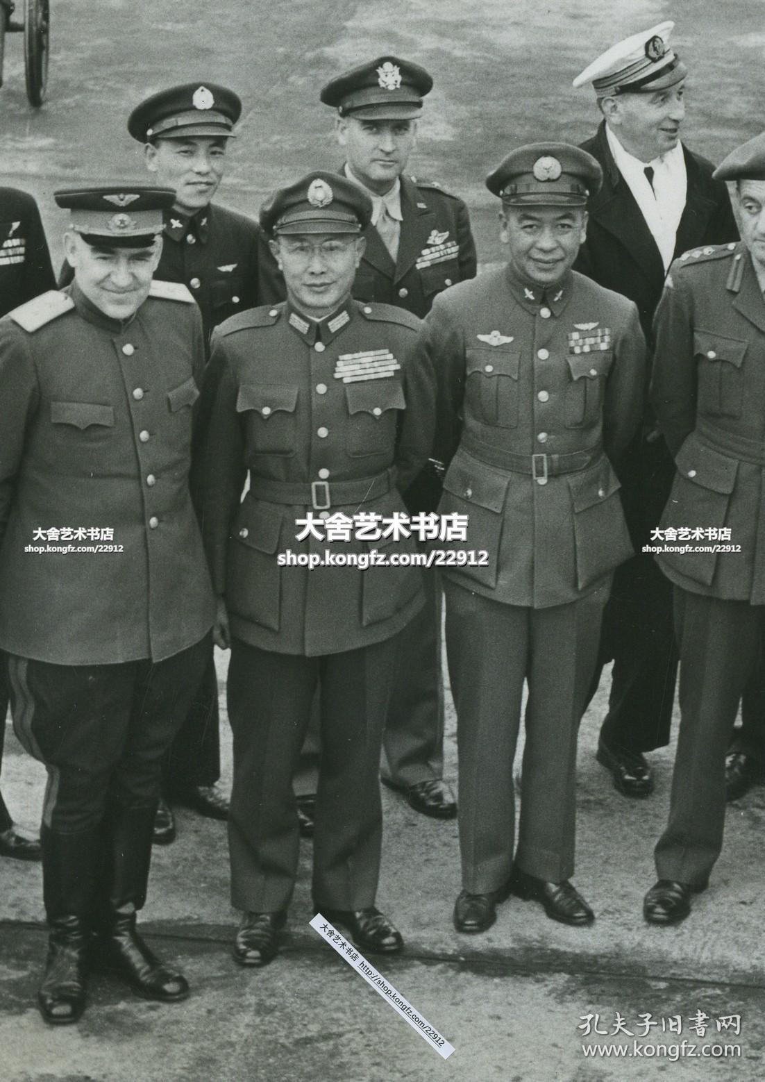 1945年联合国安全理事会军事参谋团在美国北达科他州的米切尔菲尔德机场合影老照片，这些委员分别来自中国，英国，法国的空军和陆军，可见贵州省兴义籍民国陆军一级上将何应钦和浙江奉化籍国民党空军总司令部副司令毛邦初。22.8X18厘米