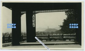 民国北京颐和园昆明湖鱼藻轩望玉泉山老照片。10.8X6.2厘米，泛银。