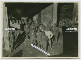 1945年二战日本投降美军接管天津后，被扣押在天津的日本士兵进行改造劳动老照片。美军形容其为“日本人的工作聚会”。9.9X7.2厘米, 泛银