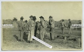 1922年驻北京的美国驻军，在射击靶场演练过程中小憩老照片。13.8X8.5厘米，泛银