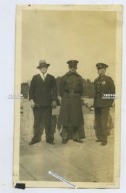 民国北京北海太液池边，三名外国军人合影老照片。11X6.5厘米，泛银