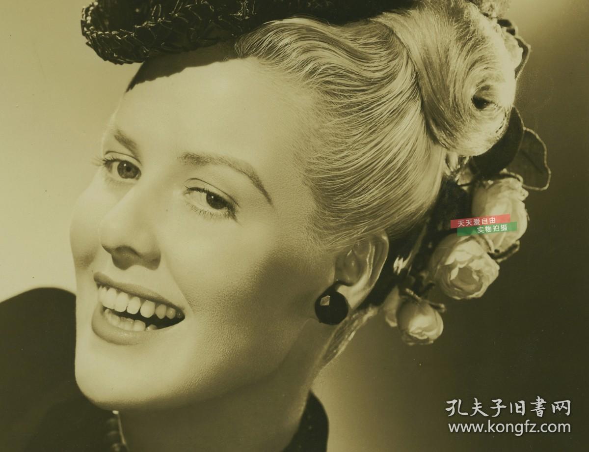 1940年代-1950年代美国好莱坞女影星女明星Janis carter贾妮斯·卡特黑白银盐肖像照片一张，25.9X20.5厘米。主要作品有《军士与间谍》《浴血火海》等。