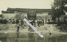 民国时期江苏苏州运河码头老照片，大量外国水兵在此下船，开始苏州城古迹的游览。 11.2X6.8厘米，泛银
