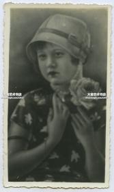 民国天津的人物洋历人物年画老照片。11X6.5厘米，泛银。