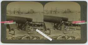 清末民国时期立体照片----清代日俄战争时期，大连旅顺港出海口被日军阻塞，俄国军舰悉数被当做活靶击沉。在俄军被击沉的佩列斯韦特号（Peresvet）甲板炮管边，拍摄远处被击沉的波尔塔瓦号（Poltava）残骸。