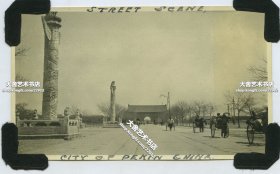 民国时期北京天安门南侧老照片，可见长安街上的长安左门，其位于天安门东侧，昔日也作称作"龙门"。11X6.5厘米。泛银。