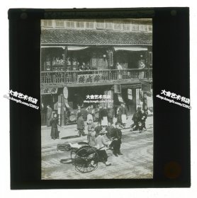 清代民国玻璃幻灯片-----清末民国时期上海南京路上的同得财彩票行，广发彩票行与荣记锦成楼茶楼, 道路上有警察维护交通。（英标尺寸）