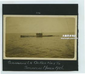 民国山东威海卫卫城西门外景观老照片，拍摄于1926年3月左右，西门名为迎宣门，此处为奈古山山麓，照片描述记录此处城墙厚30英寸，大约76厘米。照片自身尺寸为14X8.3厘米, 泛银，粘贴在14.7X13厘米的册页纸卡上。背面还粘有一张1926年3月L4级潜艇的照片
