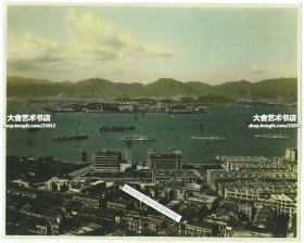 民国时期亚丰照相馆拍摄，从香港宝云道公园山上向北拍摄城市全景大幅上色老照片，百年前的湾仔铜锣湾一带，远处海对面是九龙维多利亚港。24.6X19.5厘米，泛银
