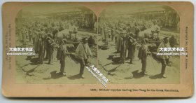 清末民国立体照片---1904年7月东北满洲日俄战争辽阳会战时期，辽阳大街上采购物资的俄国士兵，可见“（兑换）羌贴”的店铺 这些物资将会被运送到前线。此战是日俄战争史上重要的战役之一。