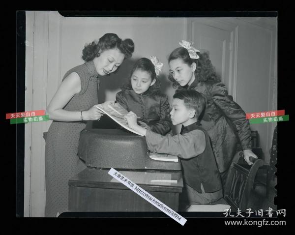 1946年中国音乐家Frances Vlachos-Wei的三个子女赴美音乐钢琴之旅原版底片一张。12.4X9.9厘米。她们这趟美国音乐钢琴之旅是配合中美合作表示坚固盟友关系的外交活动而举办的。拍摄于1946年1月16日，摄影师为Morris Gordon