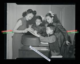 1946年中国音乐家Frances Vlachos-Wei的三个子女赴美音乐钢琴之旅原版底片一张。12.4X9.9厘米。她们这趟美国音乐钢琴之旅是配合中美合作表示坚固盟友关系的外交活动而举办的。拍摄于1946年1月16日，摄影师为Morris Gordon