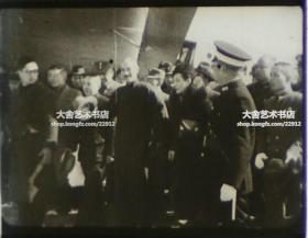 1940年代16毫米原版电影纪录片胶片《战争在中国 War In China》，内有上海全景、蒋介石抵达上海、日本天皇、日军轰炸上海、中国炮兵、各国难民、上海街头难民及被炸毁的华懋饭店等影像。有盒，保存完好