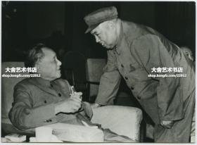 1980年国家副主席邓小平和许世友将军交谈照片一张。16.4X12厘米