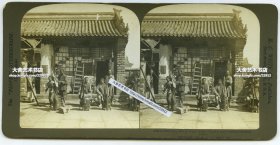 清末民国时期波凡克H.C.怀特立体照片公司--清末1901年北京的理发剃头挑子小买卖生意人，背后的房屋是厕所（标注文字：John's Toilet），右侧远方有宫殿建筑。