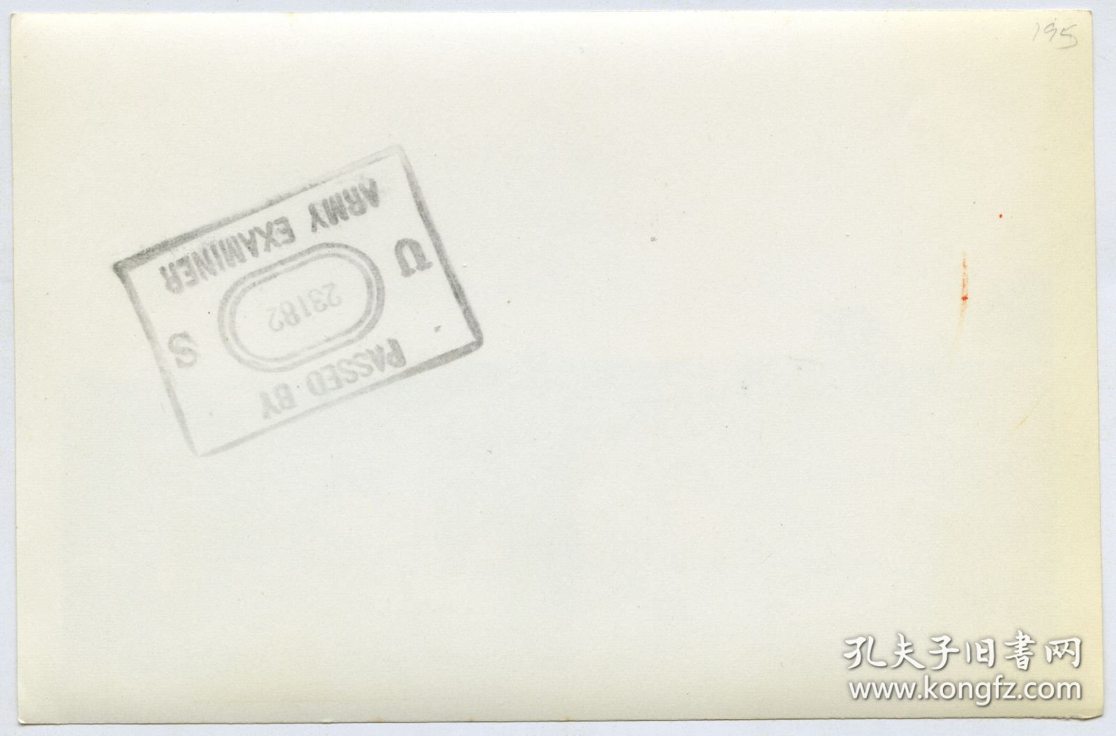 民国时期云南昆明滇池边挑砖头的男子老照片一张。13.8X9厘米。泛银。背面有驻当地美军23182审查戳记。