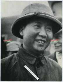 1945年赴重庆参加国共谈判的毛泽东老照片，戴着盔式帽，右侧是美国大使赫尔利。19.5X14.9厘米。美联社新闻传真照片。