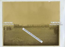 1886年11月为打开大清国铁路市场的法国德科维尔公司，在天津开通德科维尔展示铁路大幅蛋白老照片一张。24.6X19.2厘米。靠后的车厢中正襟危坐者是李鸿章的英文翻译曾兰生，即远处西式风格宅邸的主人。历史记载，这条长度为3公里的环形展示铁路，铺设在曾兰生先生位于天津市郊的私人宅邸附近。其开通后，作为游乐设施仅运营了大约一个月，1892年全数废弃。中国早期铁路萌芽时期历史旧影。