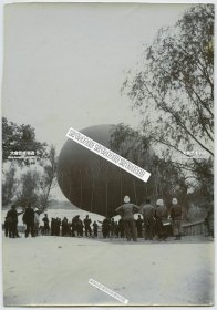 清代1901年庚子事变八国联军侵占领北京后，法国热气球部队在北海太液池附近施放热气球以进行北京城航拍老照片一张，气球充气完毕即将升空初始阶段。14.5X10.2厘米。B