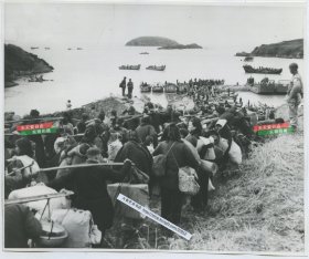 1955年蒋介石国民党军队带领当地民众从浙江省台州市椒江区大陈岛撤离到台湾老照片，百姓有序排队登船。美联社新闻传真照片一张。17.6X14.5厘米