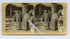 清末民国时期立体照片----清代北京满族新郎和新娘，夫妻大婚婚礼合影立体照片。对研究清代婚俗和服饰有参考作用的一张