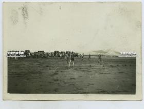 1946-1948年驻山东青岛美军旧影~ 海滩美军跑步喝酒比赛老照片。8.3X5.9厘米。泛银