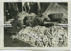 1946-1948年驻山东青岛美军旧影~ 青岛街头卖鱼的摊位老照片。8.4X6厘米