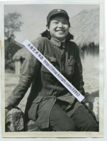 1946年湖南新化县新四军女医生老照片，她曾经参加过万里长征。20.3X15.4厘米。