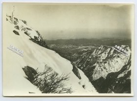 民国时期朝鲜外金刚山毗卢峰老照片，可见"金刚山毗卢峰"的标志牌，山顶还有皑皑的积雪。10X7.1厘米，泛银
