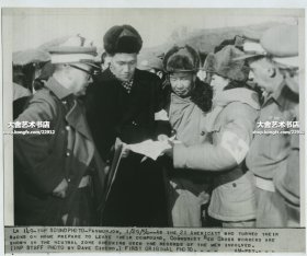 1954年美联社新闻传真照片一张，1954年1月29日朝鲜战争时期，出于人道主义考虑，志愿军释放21名美国俘虏，中国红十字会工作人员和美军做手续的交接。22.6X18.4厘米。