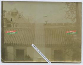 清代江苏淮安清江浦城墙边的民居老照片，清晰可见城墙和附近楼阁屋顶。9.5X7.1厘米（拍摄者标注：从他的窗户外望去，1：当地民居 3：城墙）