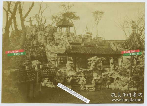 1902年上海豫园江南园林大假山老照片，豫园大假山高14米，宽60米，深40米，由2000余吨大小不同的黄石叠成。假山峰峦起伏，磴道纡曲，涧壑深邃，清泉若注，具有真山水的气势。山麓有挹秀亭。10.5X7.5厘米。