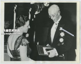 1938年赛珍珠获得诺贝尔文学奖的时，瑞典国王古斯塔夫为其颁奖老照片一张。赛珍珠在中国生活了近40年，她把中文称为“第一语言”，把镇江称为“中国故乡”。22.8X17.8厘米。