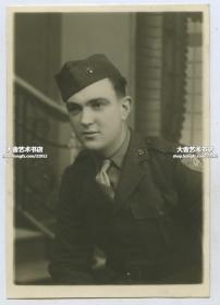 1945年二战结束后美军代国军接收天津，美国海军陆战队第一师年轻帅气军官老照片一张。10.5X7.3厘米，泛银