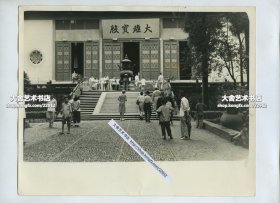 1961年的浙江杭州灵隐寺大雄宝殿大幅银盐老照片，六十三年前，香火旺盛，香客流连其中。25.2X20.1厘米