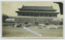 1922年北京天安门城楼老照片一张，可见门洞两侧挂有不少牌匾，金水桥上用路障挡着，“行人不准由此往来并不准在此停留”。12.4X7.3厘米，泛银