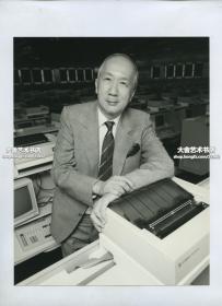 1986年代香港证券交易所首席执行官CEO Sun Hon Kuen先生在交易大厅老照片。24.1X19厘米