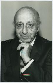 1988年名人像摄影师优素福·卡什Yousuf Karsh 肖像银盐老照片一张。其被誉为是“摄影界的伦勃朗”。15.2X9.7厘米