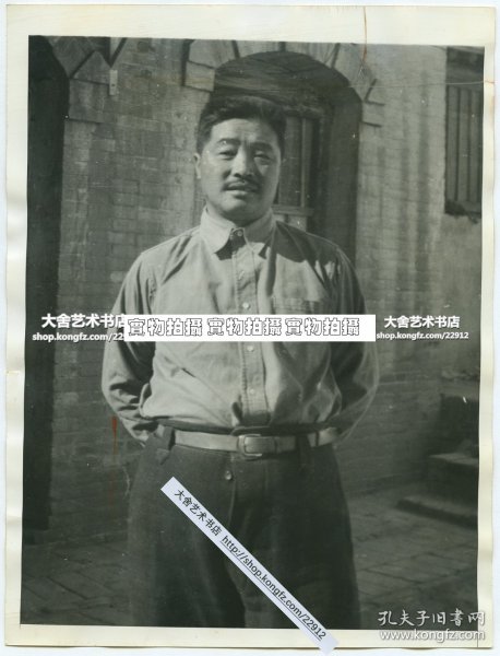 1946年内战时期，担任陕甘宁和晋绥联防军司令员的贺龙将军老照片，解放战争开始后，奉命协助彭德怀组织指挥西北战场部队，并主持后方根据地的建设，负责陕甘宁和晋绥的财经工作。20.3X15.3厘米