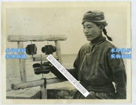 1936年内蒙古首府的百灵庙，信奉宗教的蒙古族妇女推动转经轮祈福老照片, 其位于内蒙古包头市达尔罕茂明安联合旗，22.8X18厘米