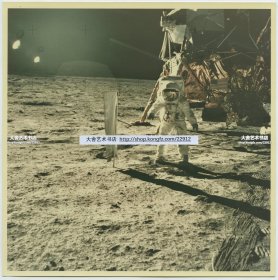 1969年7月20日，美国阿波罗11号宇宙飞船登录月球，完成人类首次登月壮举，宇航员巴兹·奥尔德林Buzz Aldrin站在太阳风实验装置前留影老照片一张，本张是人类首位登上月球的阿姆斯特朗拍摄，1969年美国宇航局NASA版权照片。20.1X20.1厘米