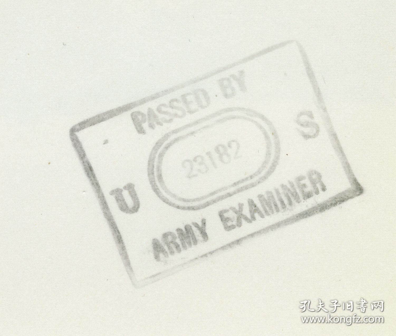 民国时期云南昆明滇池边挑砖头的男子老照片一张。13.8X9厘米。泛银。背面有驻当地美军23182审查戳记。