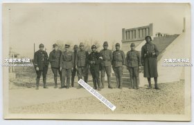 民国时期上海徐家汇土山湾法国驻军，在日本人神社高台台阶前，和日军士兵合影老照片一张，拍摄于1937年淞沪事变不久，可见当时法国人和日本人在上海的相处还是很“融洽”的。10.7X6.8厘米，泛银。