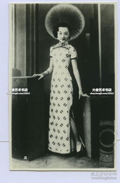 民国时期电影女明星梁赛珠旗袍全身像老照片一张，梁赛珠（1914年-1987年），广东人。因姐姐梁赛珍从影的缘故，梁赛珠也走上银幕。1935年在联华公司主演《四姊妹》，与同片演出的同胞姐妹梁赛珍、梁赛珊、梁赛瑚被称为“梁家四姐妹”,四姐妹十分热心为抗战募捐，曾多次发起善款筹集活动。8.2X5.3厘米, 泛银