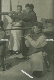 清末民初展示长枪的民间地方武装势力老照片。8.7X7.6厘米，泛银。同批有标注为云南昭通府的照片，供参考