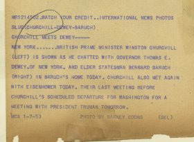 1953年前二战英国首相温斯顿·丘吉尔访问美国纽约，与当地议员政要交谈老照片。23.2X17.7厘米。2002年BBC曾举行了一个名为“最伟大的100名英国人”的调查，结果丘吉尔获选为有史以来最伟大的英国人。