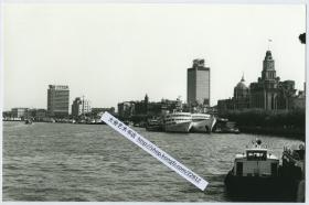 1993年上海黄浦江外滩浦西建筑全景照片一张，23.8X15.7厘米。