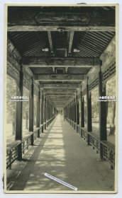 1922年北京颐和园长廊径深透视视角老照片一张，12.3X7.4厘米，泛银